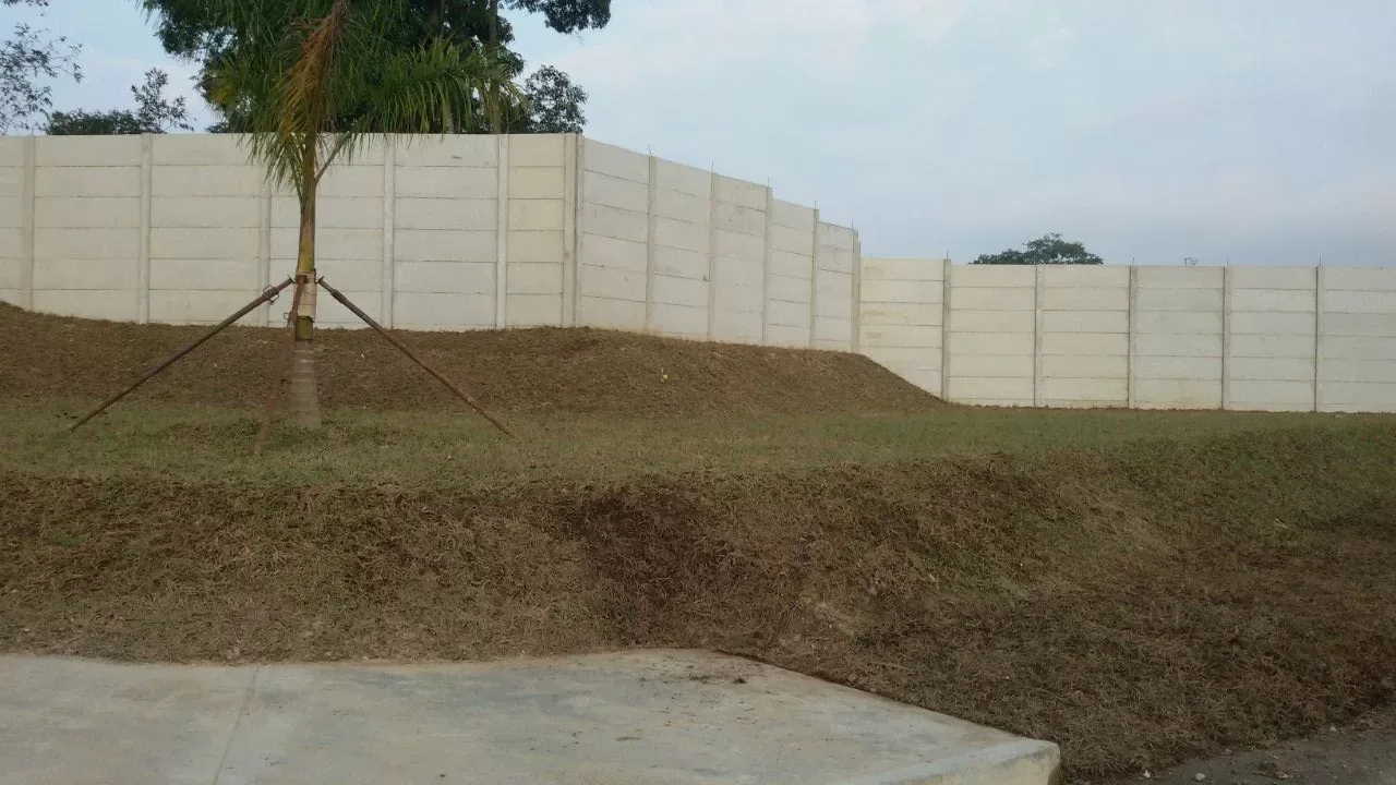 Tapial prefabricado en terreno residencial